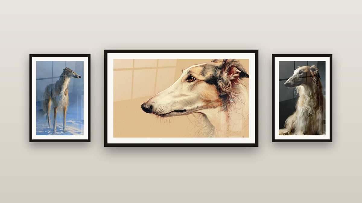 Galeriewand mit drei gerahmten Gemälden, darunter Porträt Eleganter Windhund in Goldtönen