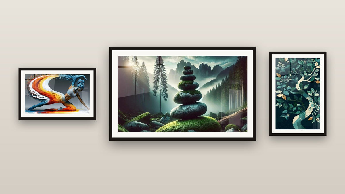 Galerijwand met drie ingelijste schilderijen, waaronder Forest Balance Tafel en Ontwakende lente slang