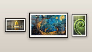 Pared de galería con tres cuadros enmarcados: Árbol cósmico, Tranquilidad Eterna y Espiral de la Vida