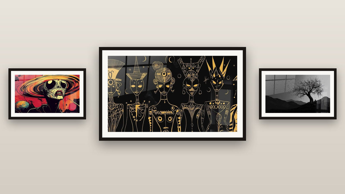 Galeriewand mit drei gerahmten Gemälden, darunter Inspiriert von Goyas Caprichos Nr. 1