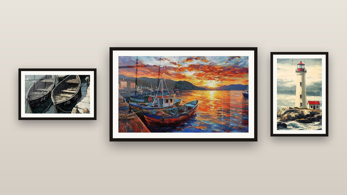 Pared de galería con tres cuadros enmarcados: Puerto N°3, Faro N°3 y Puerto N°2