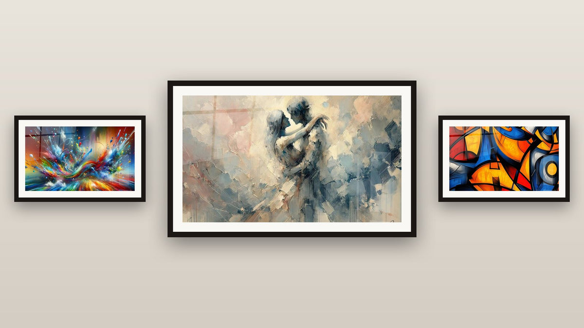 Pared de galería con tres cuadros enmarcados: Entre Nosotros, Abstracto Big Bang Explosivo y Formas geométricas coloridas