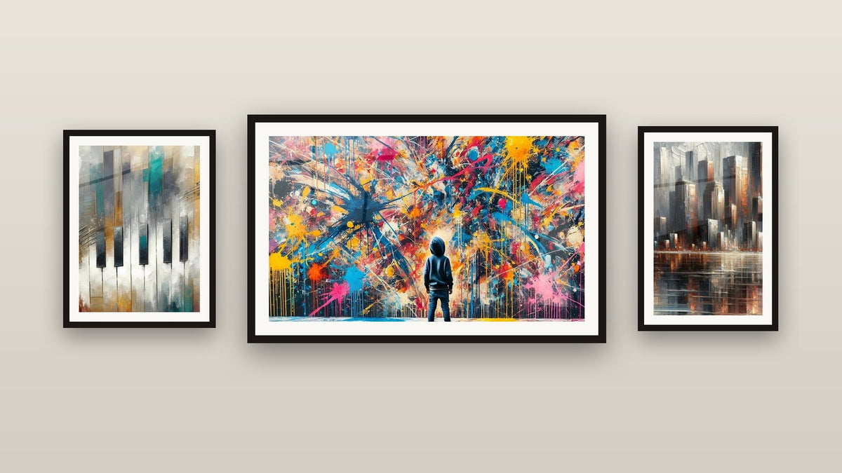 Pared de galería con tres cuadros enmarcados: Sinfonía Urbana en Claves Mayores, Reflexiones Urbanas y Explosiones