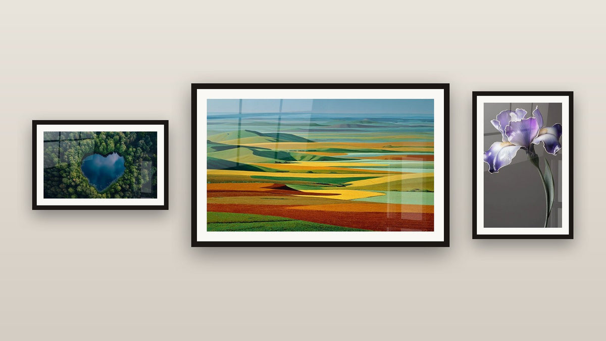 Galerijwand met drie ingelijste schilderijen, waaronder Meer nr. 1 en Iris nr. 9