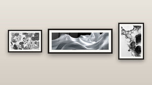 Pared de galería con tres cuadros enmarcados: Explosiones Orgánicas, Burbujas abstractas y Olas Fluidas
