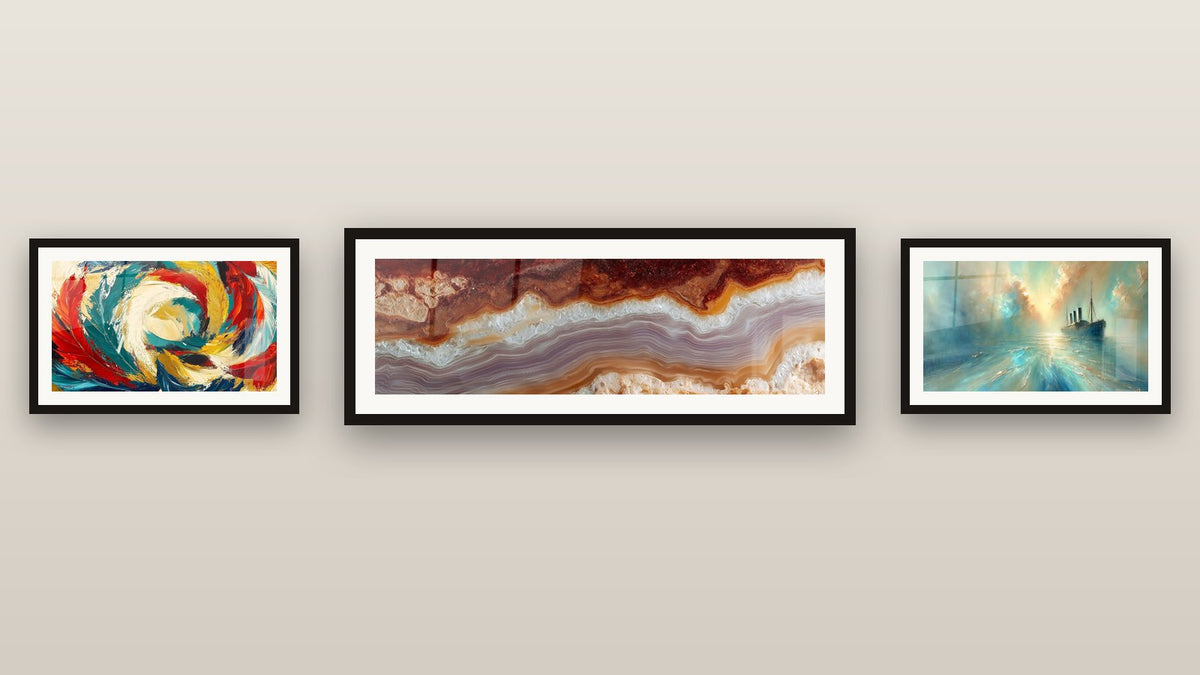 Galerijwand met drie ingelijste schilderijen, waaronder Cosmische Metamorfose en In het Hart van de Bries