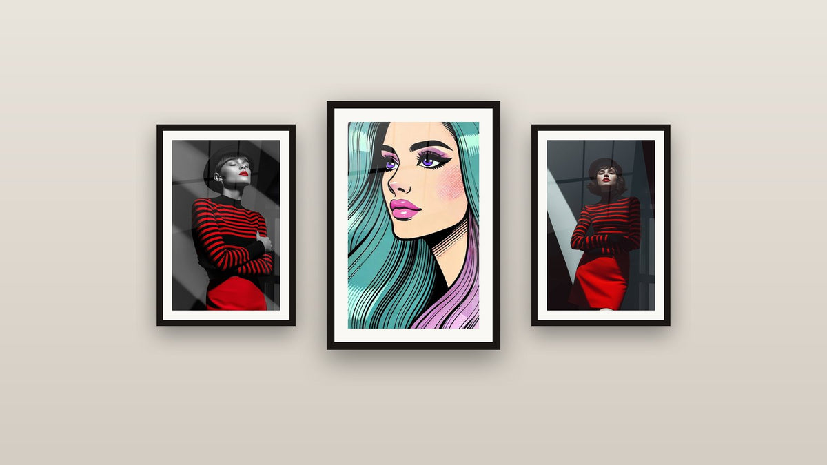 Pared de galería con tres cuadros enmarcados, entre ellos Dulzor Pastel y Sombrero negro y falda roja ojos cerrados
