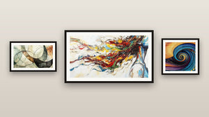 Mur de galerie avec trois tableaux encadrés : Spirale cosmique hypnotique, Muse Moderne et Les Liens Invisibles
