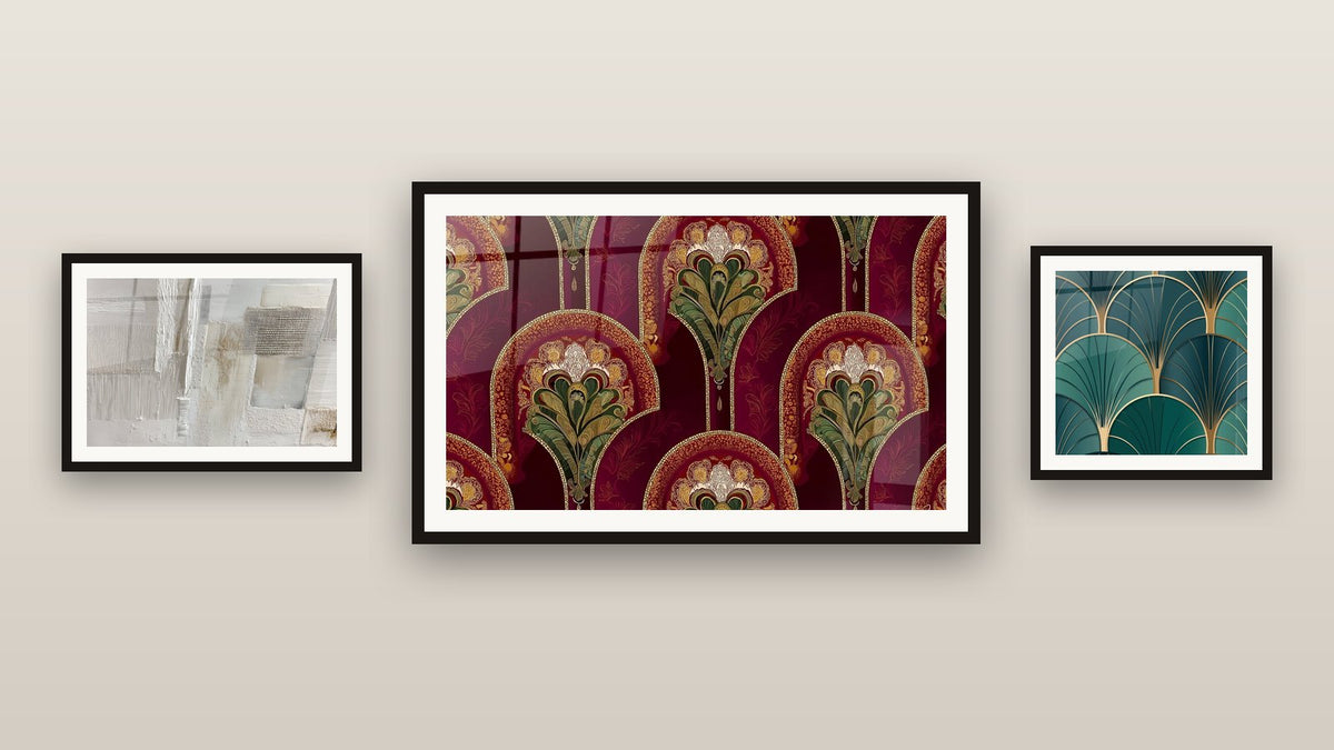 Mur de galerie avec trois tableaux encadrés, dont Motifs Géométriques et Motifs Art Déco