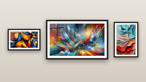 Pared de galería con tres cuadros enmarcados, entre ellos Formas onduladas fluidas y Abstracto Big Bang Explosivo