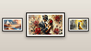 Pared de galería con tres cuadros enmarcados: Mirage Egipcio, Amor Bajo la Lluvia y La Dulzura del Amor