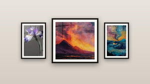 Pared de galería con tres cuadros enmarcados, entre ellos Erupción volcánica mística y Volcán en erupción