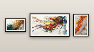 Pared de galería con tres cuadros enmarcados, entre ellos Trazos en Oro y Jade y Musa Moderna