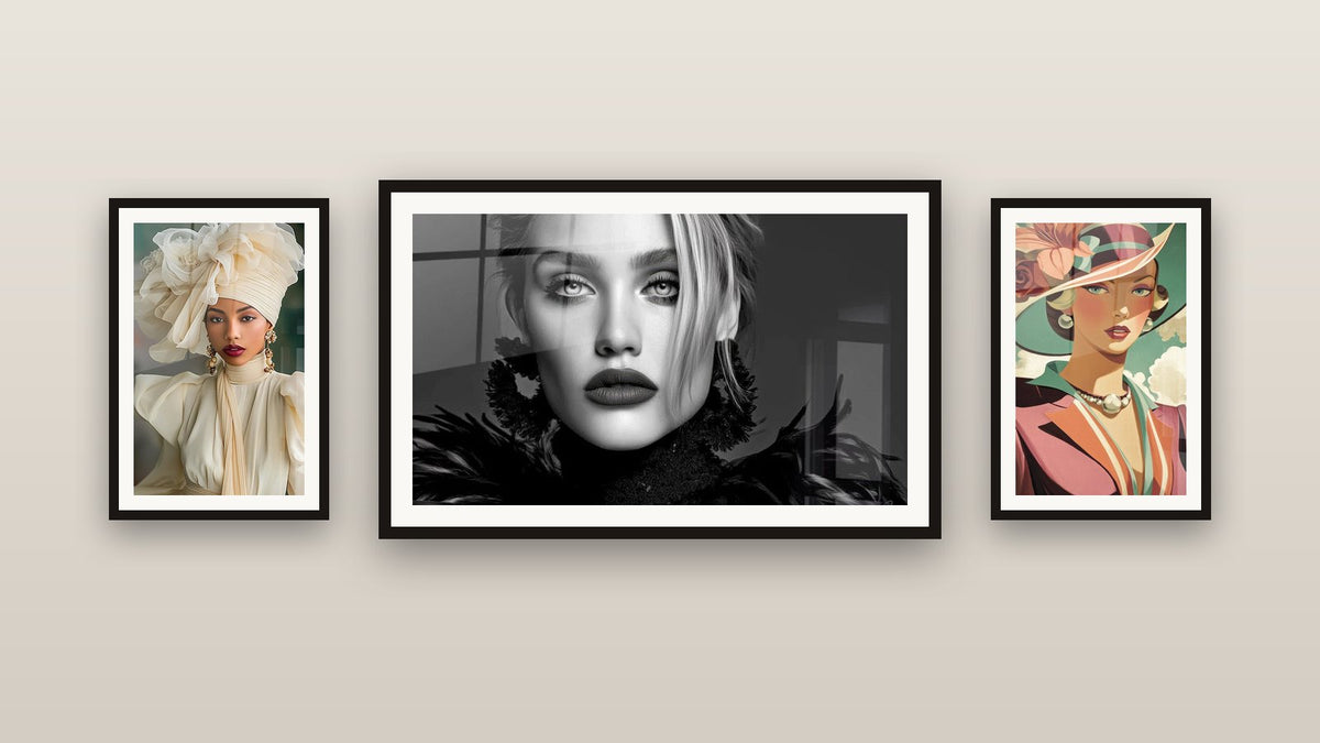 Pared de galería con tres cuadros enmarcados: Retrato Mujer, Mujer Vintage y Moda