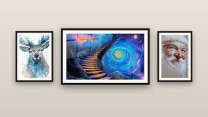 Pared de galería con tres cuadros enmarcados, entre ellos Escalera cósmica y Hombre Padre Noel benevolente