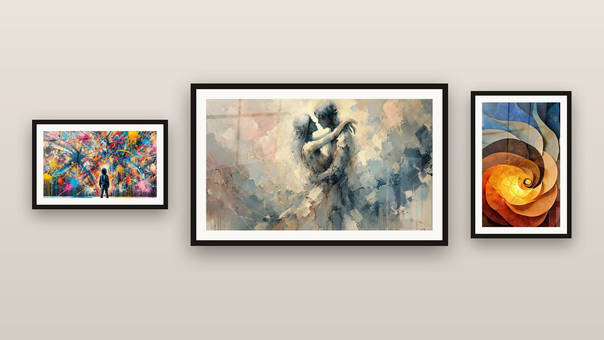 Parete galleria con tre quadri incorniciati: A spirale colorata, Schizzi di Pittura e Tra Noi