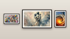 Pared de galería con tres cuadros enmarcados: Espiral de colores, Explosiones y Entre Nosotros