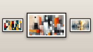 Mur de galerie avec trois tableaux encadrés : Mécanique des couleurs, Aurore sur la Baie et Formes géométriques colorées