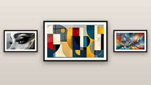 Pared de galería con tres cuadros enmarcados, entre ellos Abstracto Big Bang Explosivo y Formas geométricas de colores