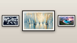 Galerijwand met drie ingelijste schilderijen, waaronder Toevluchtsoord van de Oceanische Goden en Zeilen in de Stilte