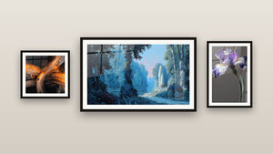 Pared de galería con tres cuadros enmarcados, entre ellos Paisaje lacustre místico y Autopista urbana futurista