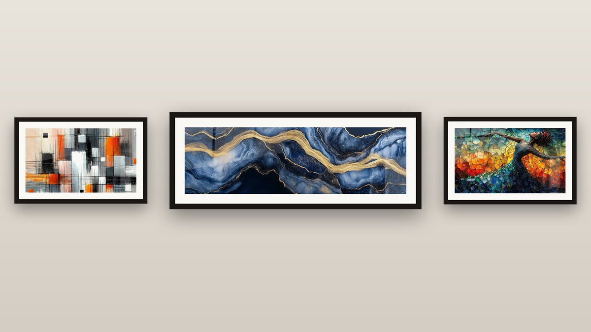 Mur de galerie avec trois tableaux encadrés, dont Danse Feu Libératrice Rouge et Marbre Liquide Éternité Bleu