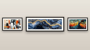 Galerijwand met drie ingelijste schilderijen, waaronder Vurig Vrije Dans Rood en Vloeibaar Marmer Eeuwigheid Blauw