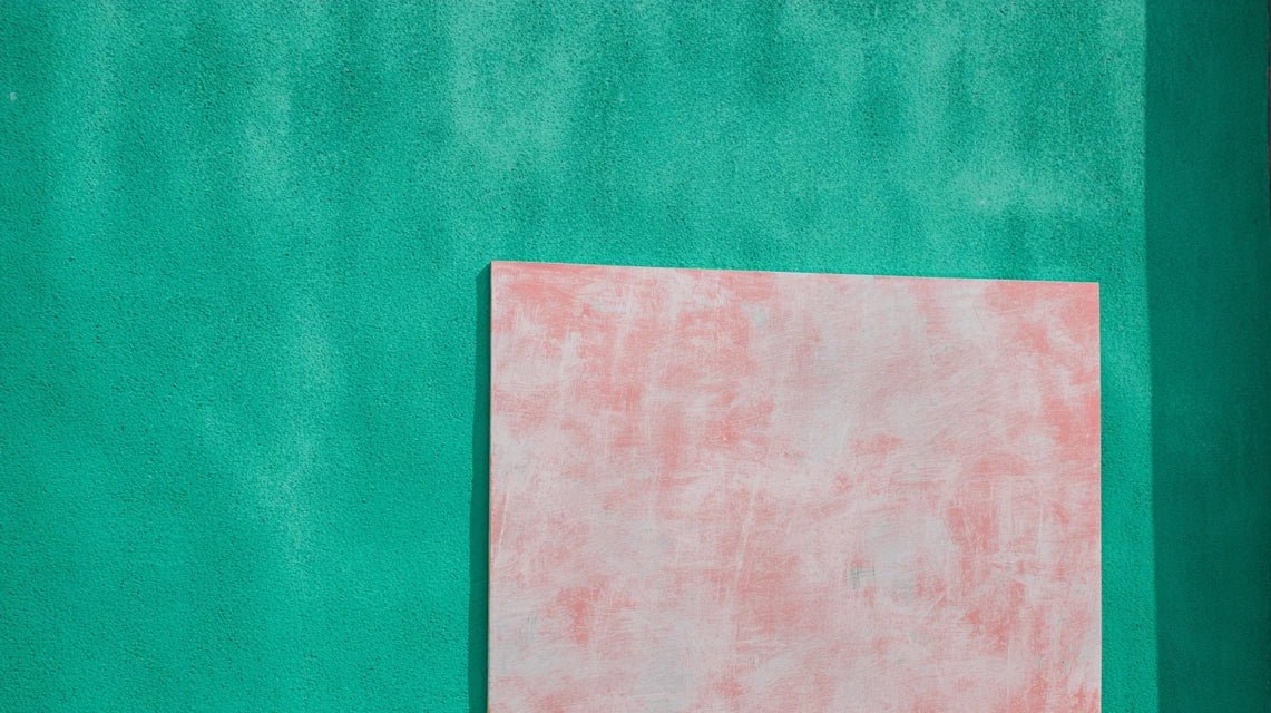 Comment faire ressortir un tableau pastel sur un mur coloré ?