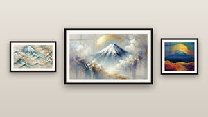 Pared de galería con tres cuadros enmarcados: Despertar del Monte Sagrado, Monte Fuji y Sol y Más Allá de las Nubes