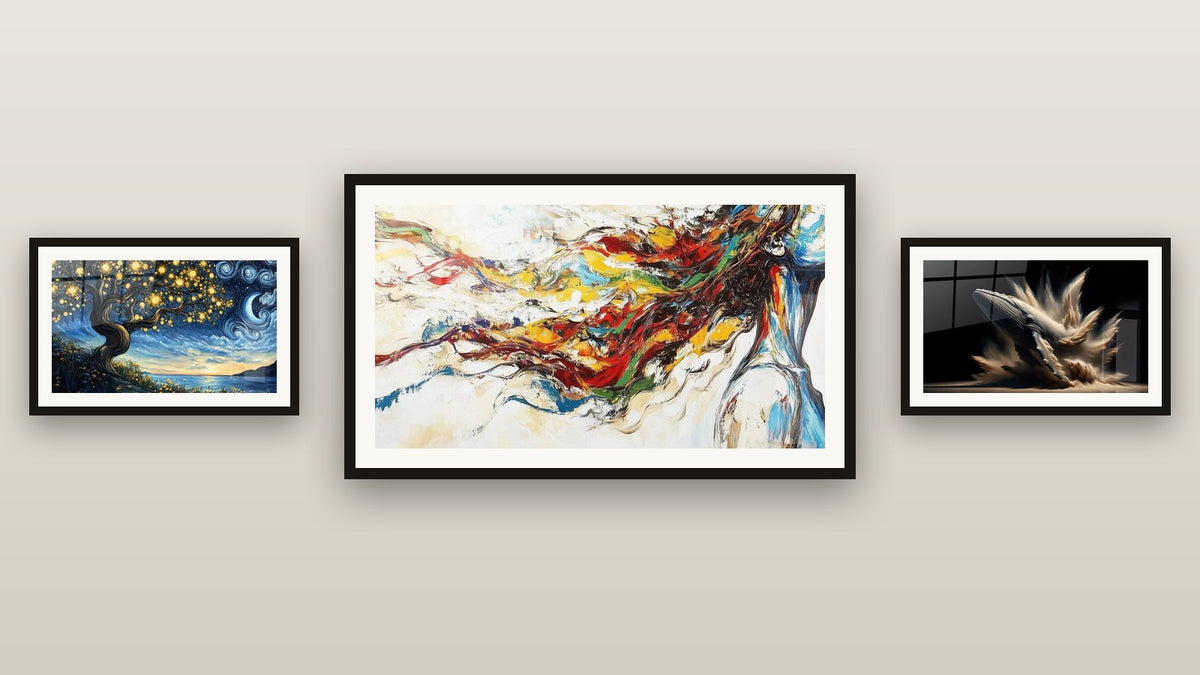Mur de galerie avec trois tableaux encadrés, dont La baleine d'Elise et Muse Moderne