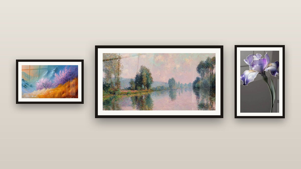 Parete galleria con tre quadri incorniciati, tra cui Paesaggio montano di ciliegi in fiore e Paesaggio fiume impressionista
