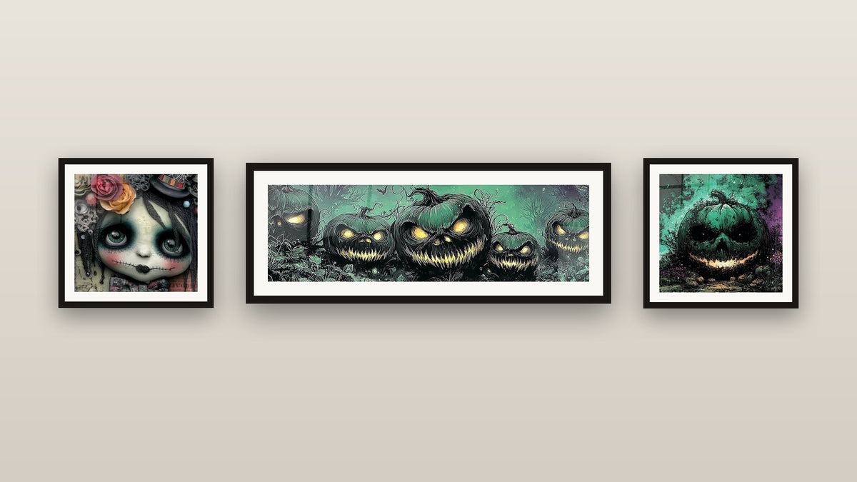 Mur de galerie avec trois tableaux encadrés, dont Citrouille Grimace Ténébreuse et Poupée Beauté Maudite