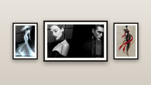 Pared de galería con tres cuadros enmarcados: Moda, Mujer vestido largo y Silueta Elegante en Vestido Negro y Rojo