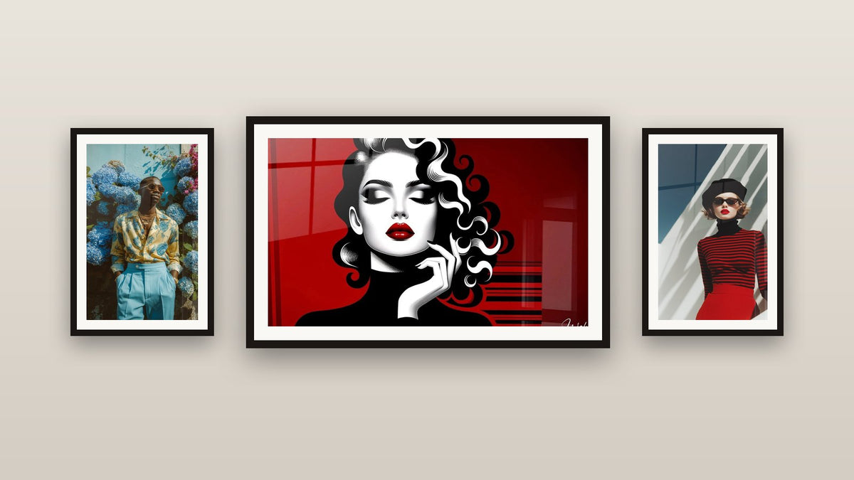 Pared de galería con tres cuadros enmarcados, entre ellos Parisina con boina a rayas rojo y negro y Reverie Escarlata
