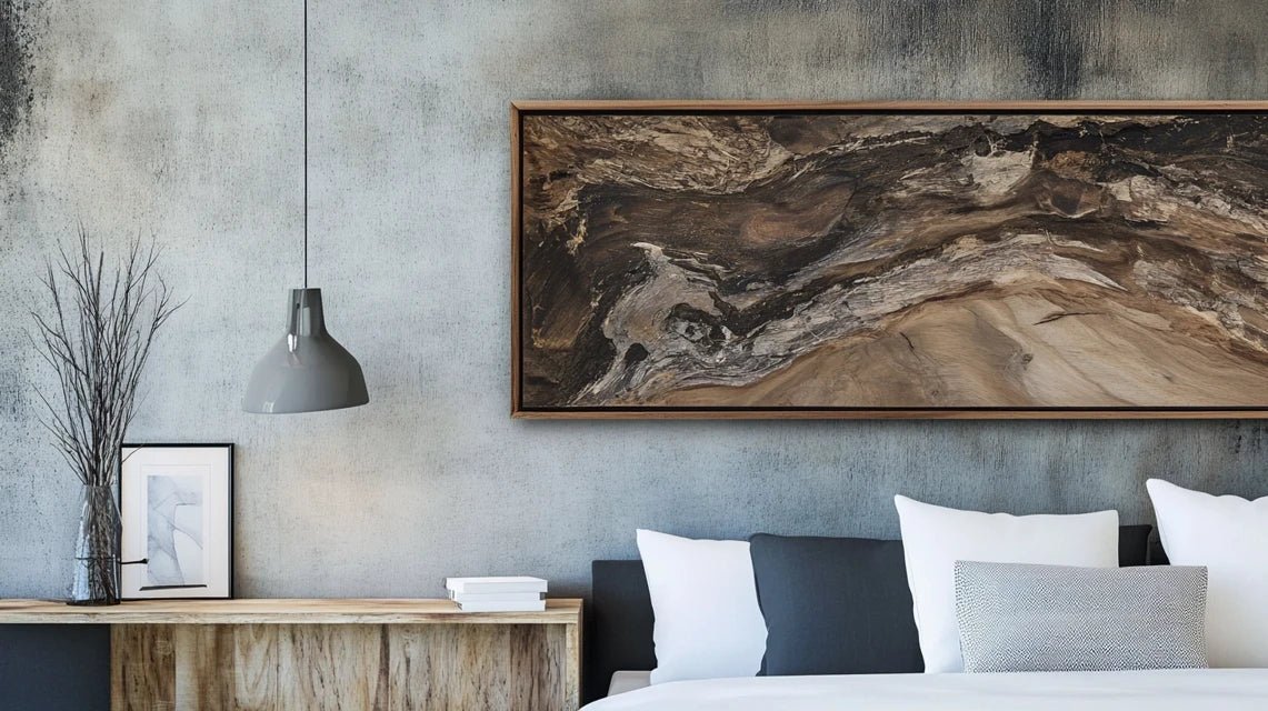 Intérieur minimaliste montrant comment intégrer des cadres en bois massif dans une décoration contemporaine épurée avec exemples d'agencements subtils respectant les principes d'espace et de simplicité.