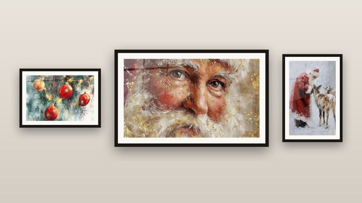 Galeriewand mit drei gerahmten Gemälden, darunter Kugeln Gefangene Sterne