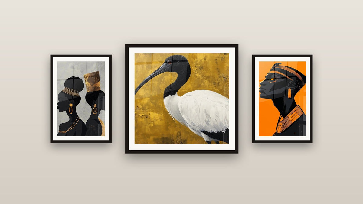 Mur de galerie avec trois tableaux encadrés, dont Femme Africaine Déesse de bronze et Femmes Élégance royale