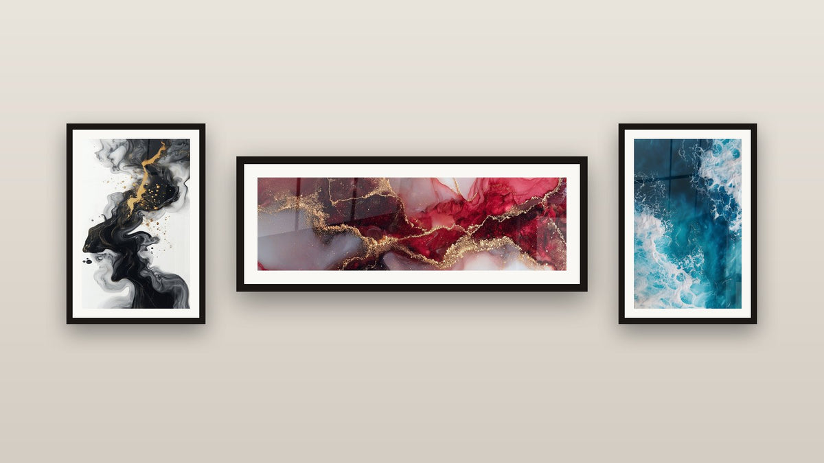 Mur de galerie avec trois tableaux encadrés