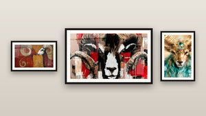 Galerijwand met drie ingelijste schilderijen, waaronder Ram met spiraalvormige horens