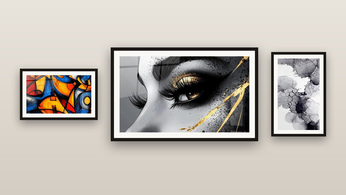Mur de galerie avec trois tableaux encadrés : Encre abstraite, Formes géométriques colorées et Œil larme d'or