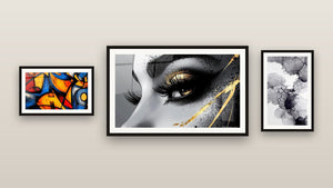 Pared de galería con tres cuadros enmarcados: Tinta abstracta, Formas geométricas coloridas y Ojo Lágrima de Oro