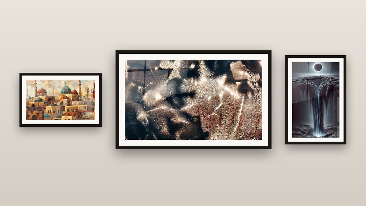Galerijwand met drie ingelijste schilderijen, waaronder Mystieke Afgrond en De Vingerafdruk van de Eeuwigheid