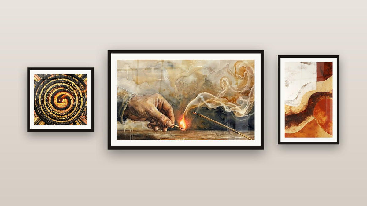 Mur de galerie avec trois tableaux encadrés, dont Formes Fluides Terre de Sienne et Ocre