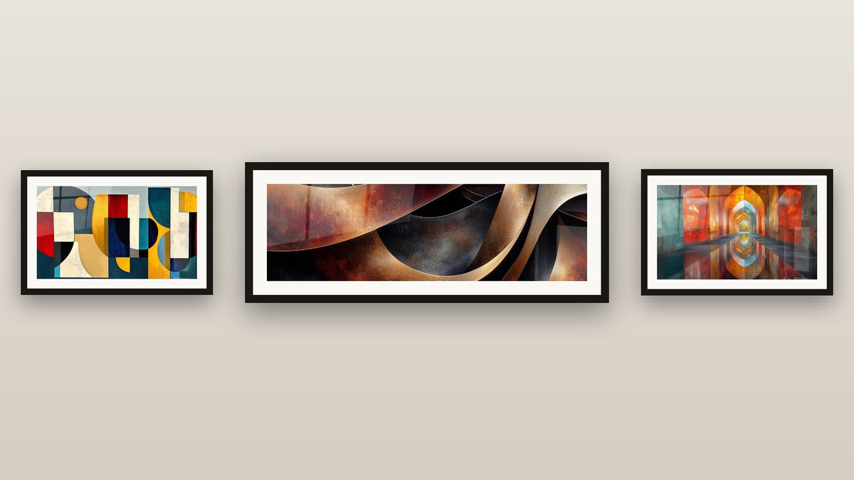Mur de galerie avec trois tableaux encadrés, dont Formes géométriques colorées et Voûtes Chatoyantes Vermillon