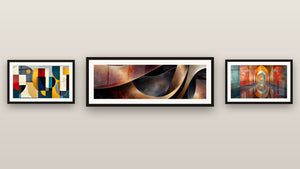 Pared de galería con tres cuadros enmarcados, entre ellos Formas geométricas de colores y Arcos Brillantes Color Bermellón