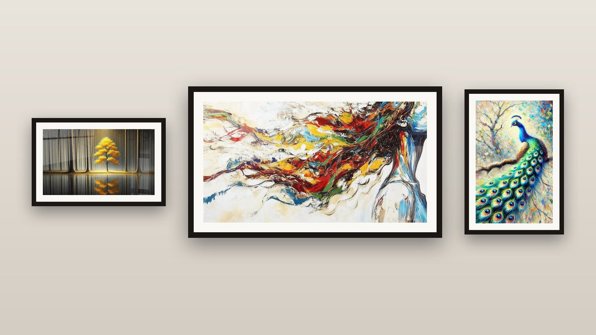 Mur de galerie avec trois tableaux encadrés : Muse Moderne, Tranquillité Éternelle et Beauté Mystique