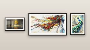 Mur de galerie avec trois tableaux encadrés : Muse Moderne, Tranquillité Éternelle et Beauté Mystique