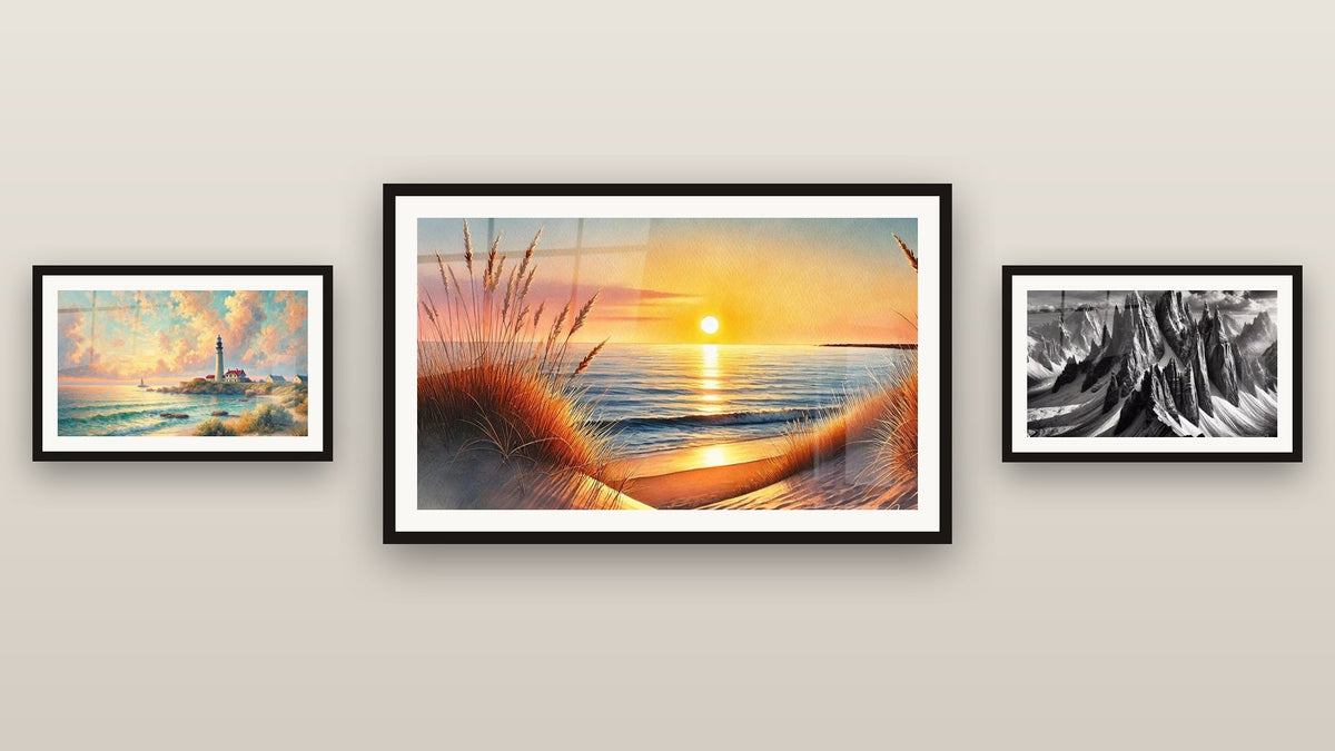 Pared de galería con tres cuadros enmarcados: Cuando el Día Duerme, A la Sombra de los Gigantes y Amanecer en el Faro