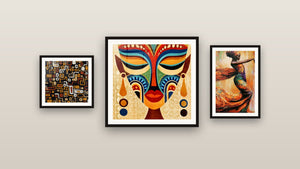 Pared de galería con tres cuadros enmarcados, entre ellos Máscara Jefe Tribal y Motivos Geometricos
