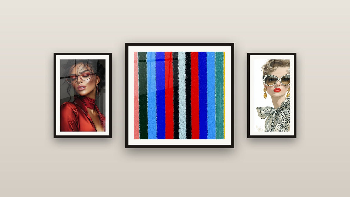 Pared de galería con tres cuadros enmarcados: Moda Contemporánea, Rayas Cadence óptica y Mujer gafas cebra y margarita blanca